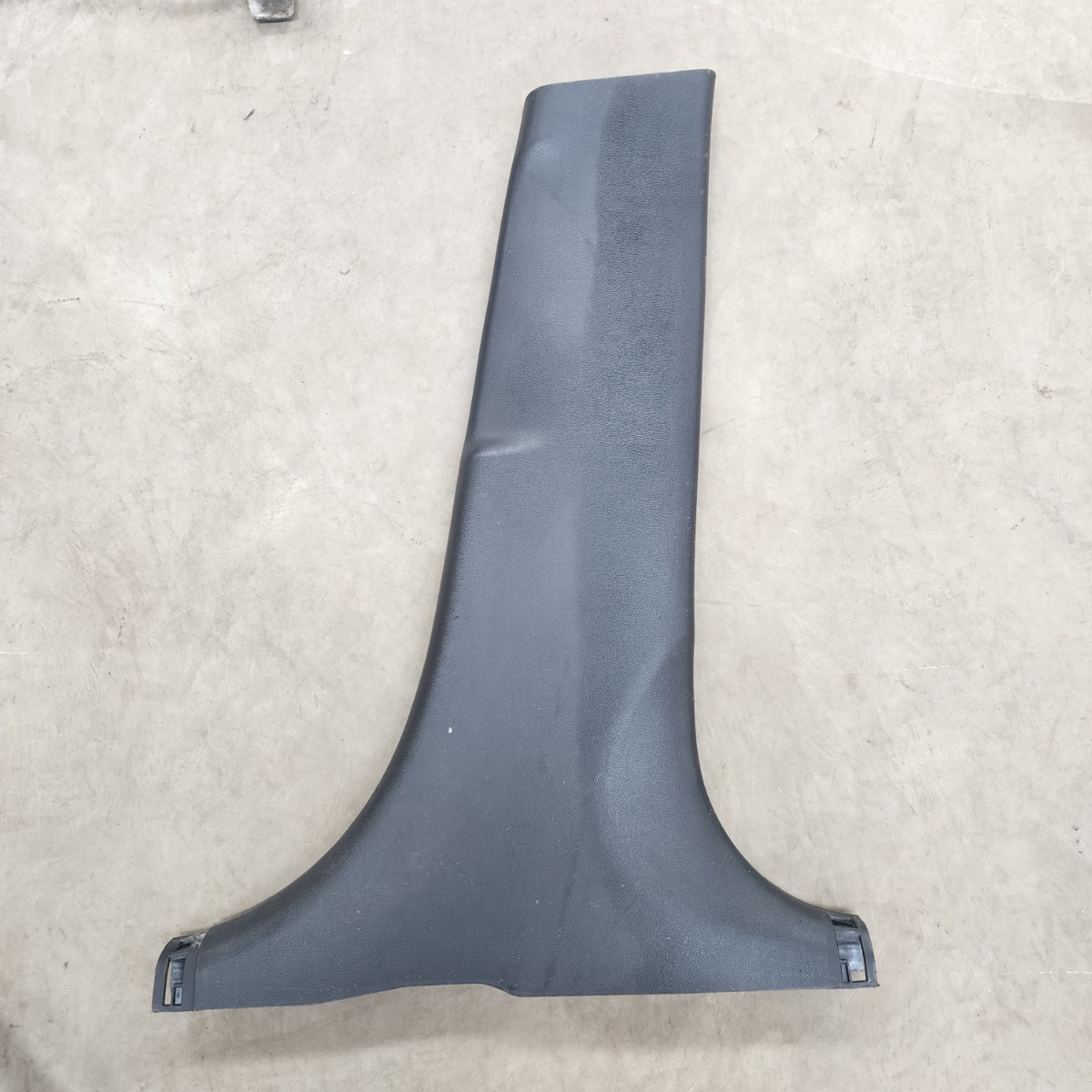 ACCENT RIGHT B-PILLAR TRIM