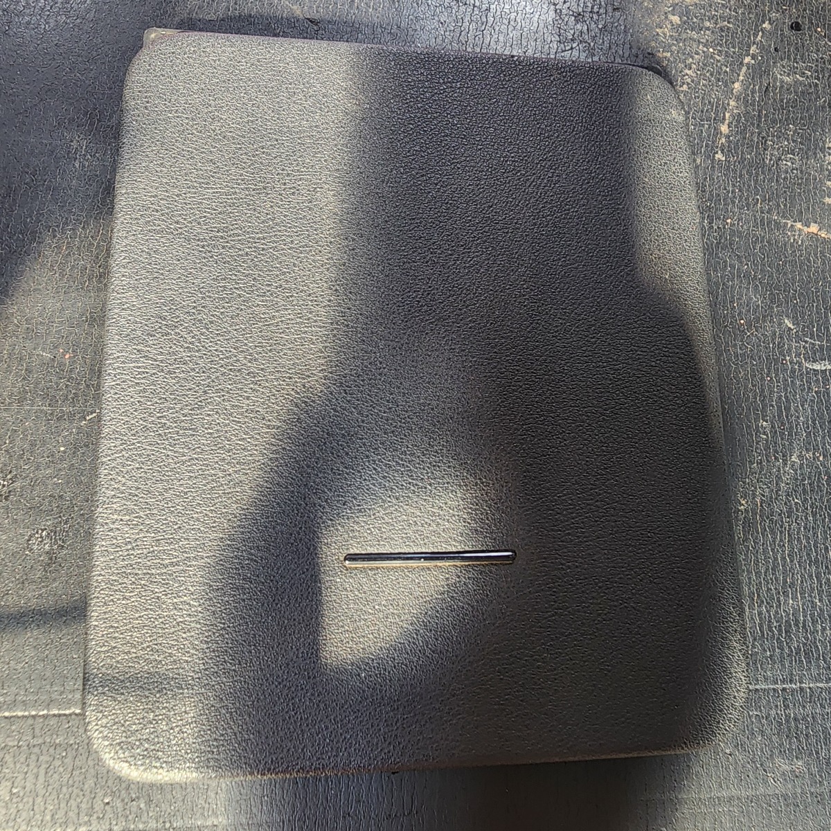TT REAR CENTRE GLOVE BOX