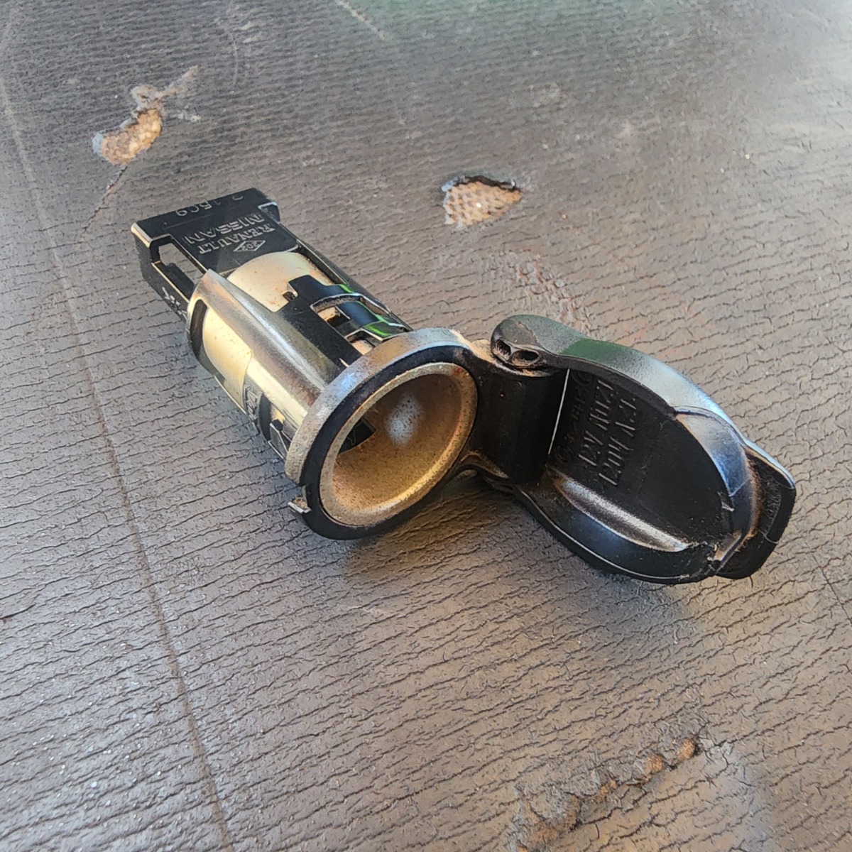 KOLEOS 2 REAR CIGARET LIGHTER