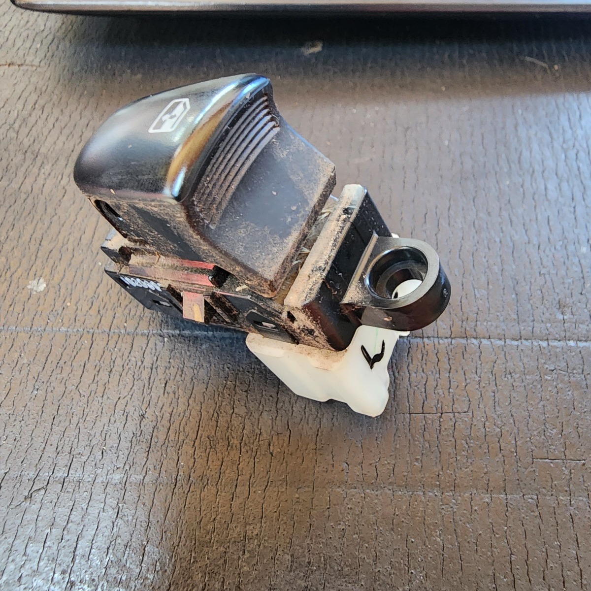 KOLEOS 2 LEFT FRONT WINDOW SWITCH