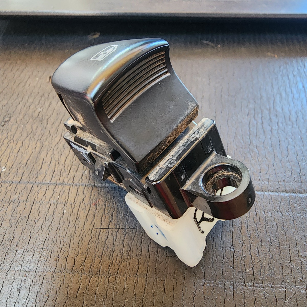 KOLEOS 2 RIGHT REAR WINDOW SWITCH