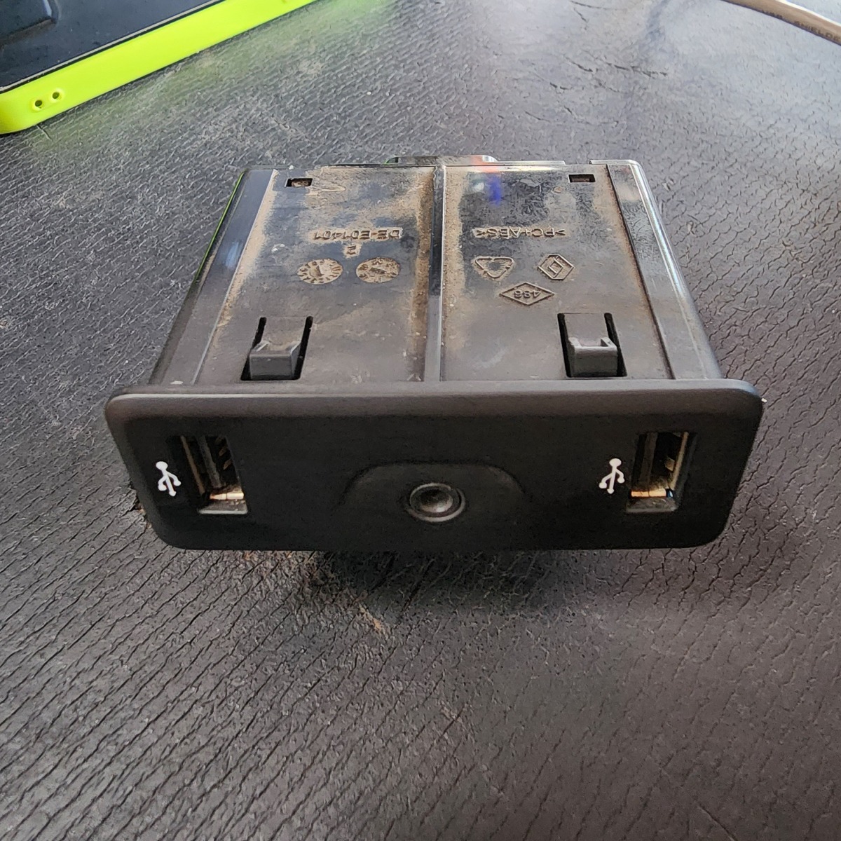 KOLEOS 2 CENTRE CONSOLE CHARGE POINT