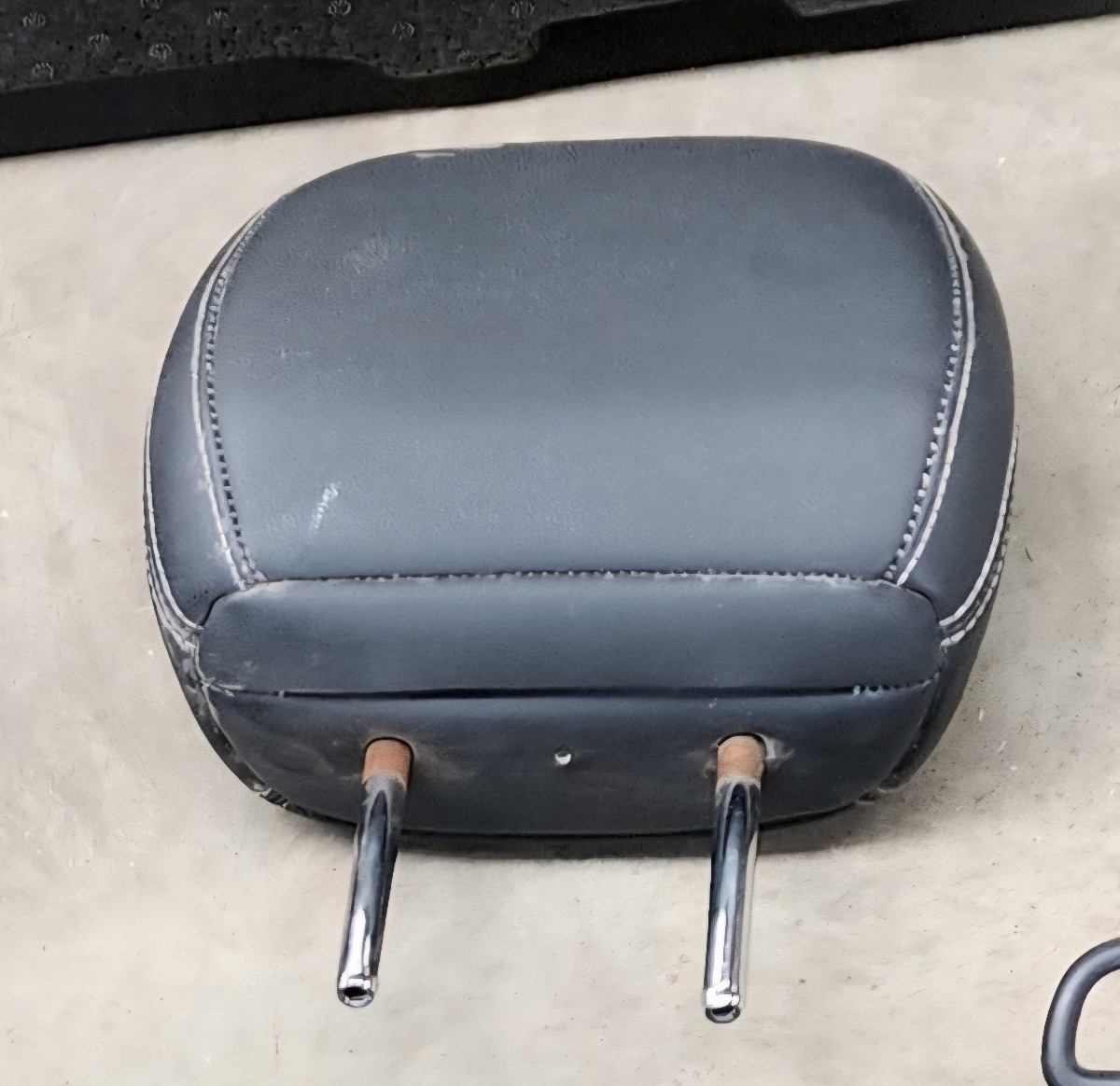 KOLEOS 2 LEFT REAR HEADREST