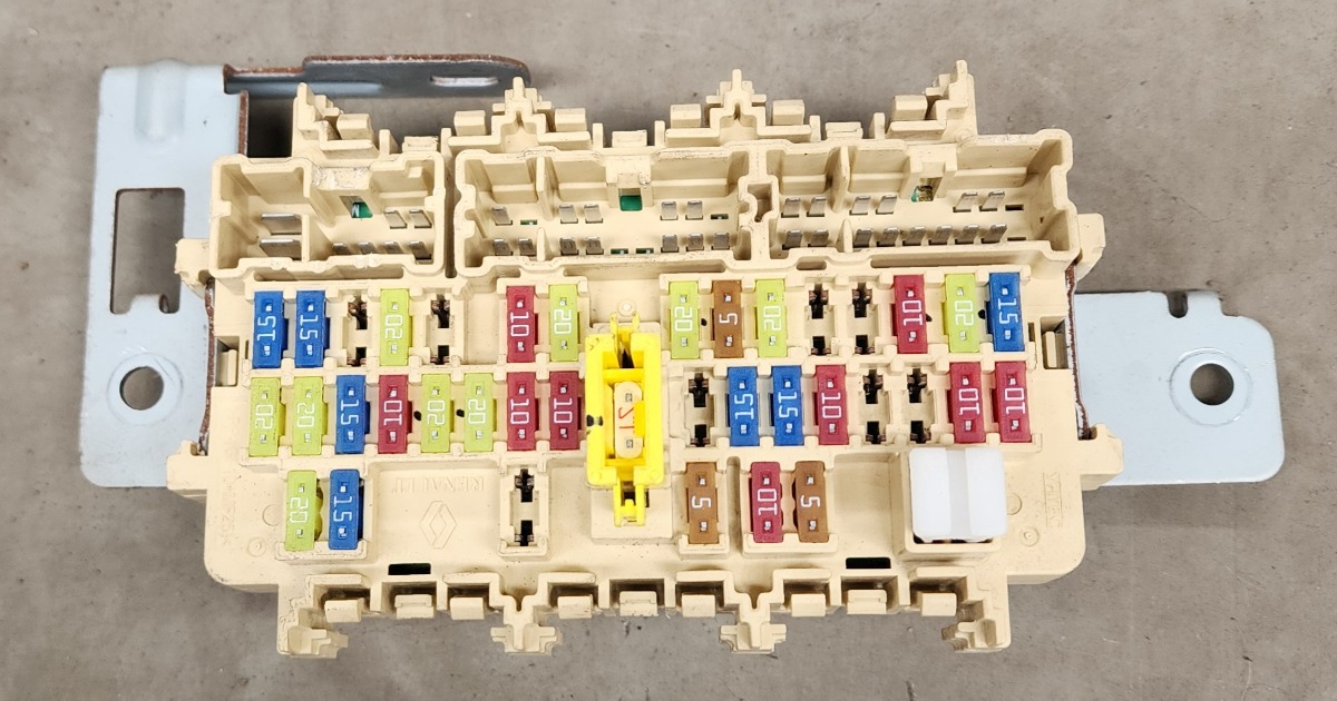 KOLEOS 2 FUSE BOX