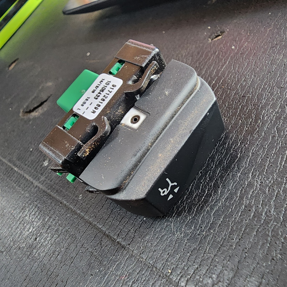 KOLEOS 2 BOOT OPENER SWITCH