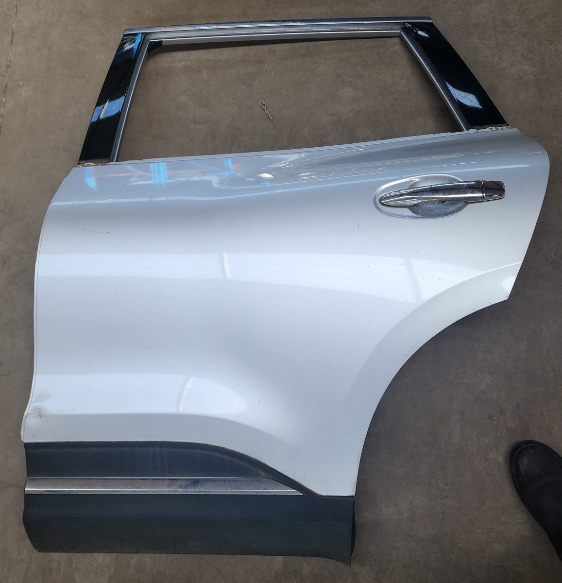 KOLEOS 2 LEFT REAR DOOR SHELL (WITH DENT)