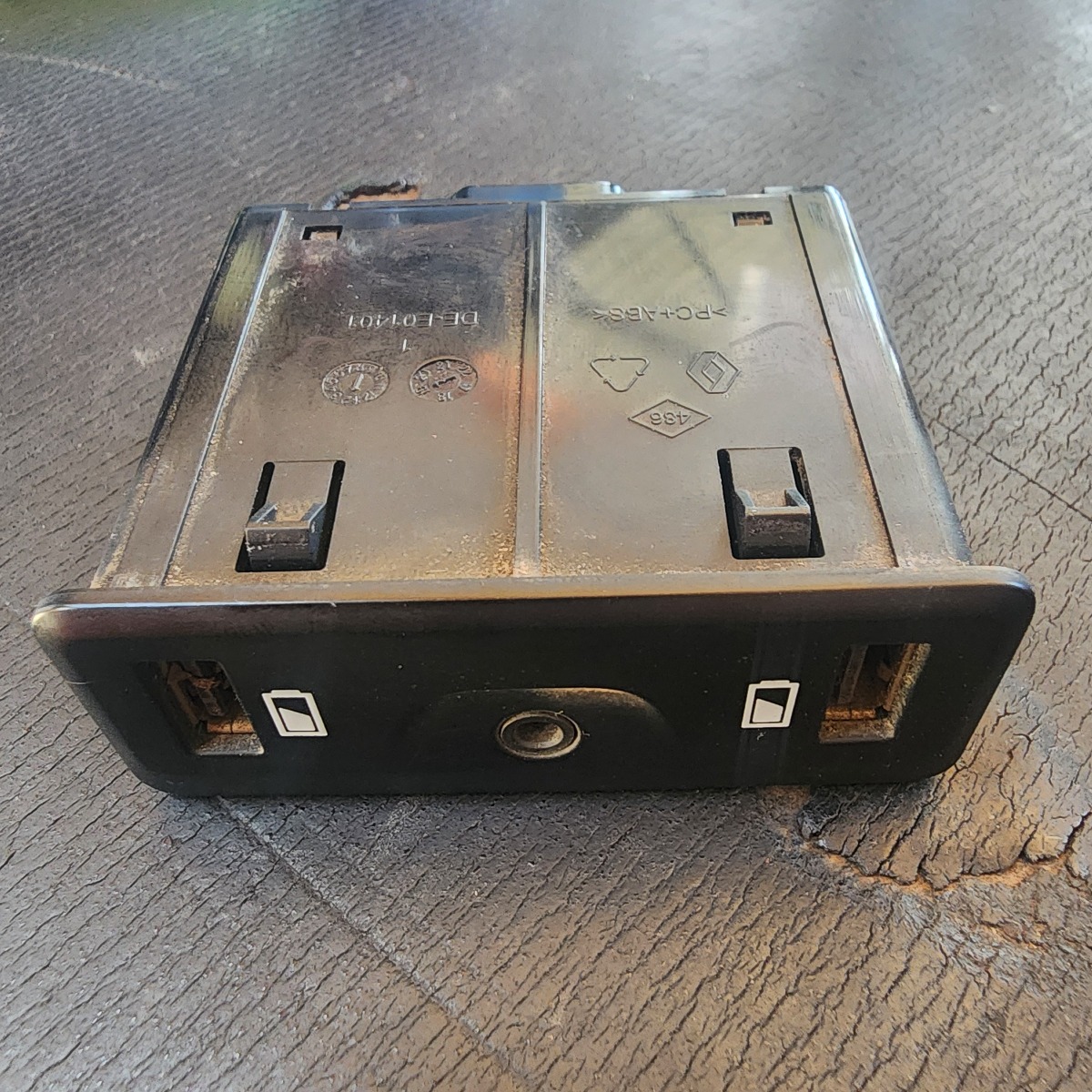 KOLEOS 2 REAR CONSOLE CHARGE POINT