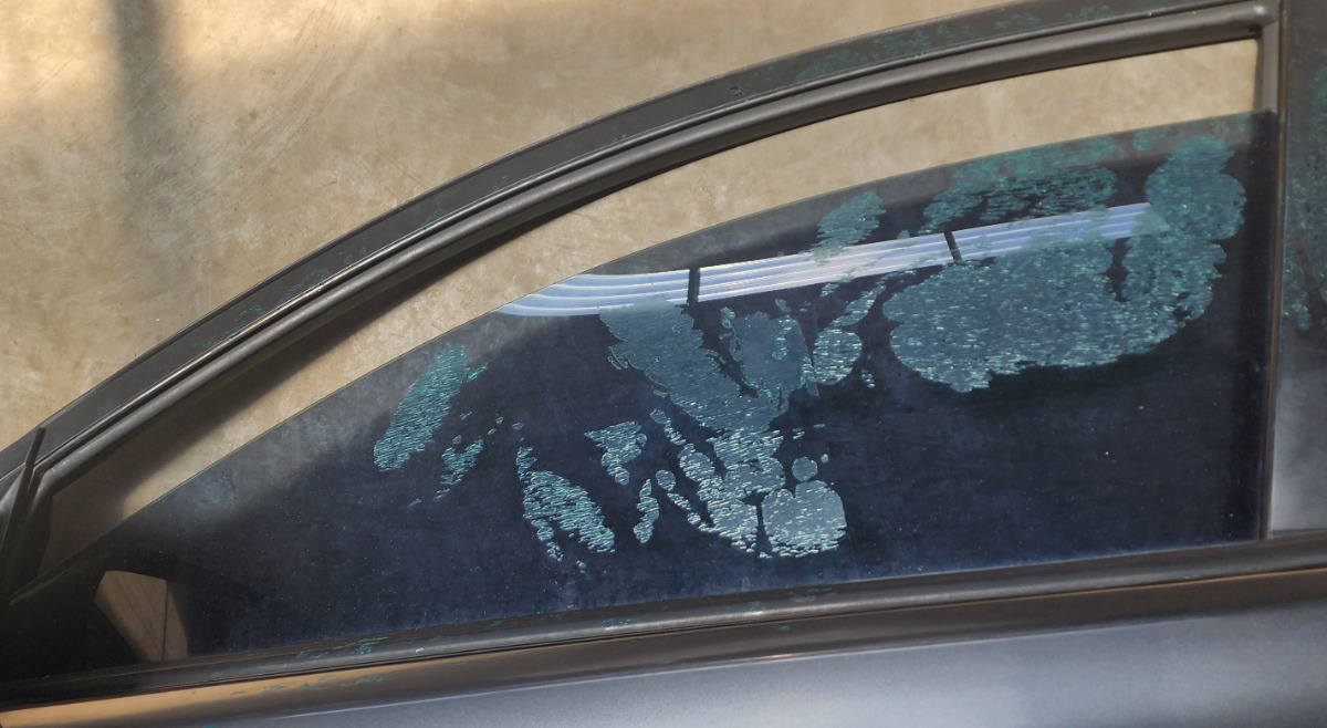 ACCENT LEFT FRONT DOOR GLASS