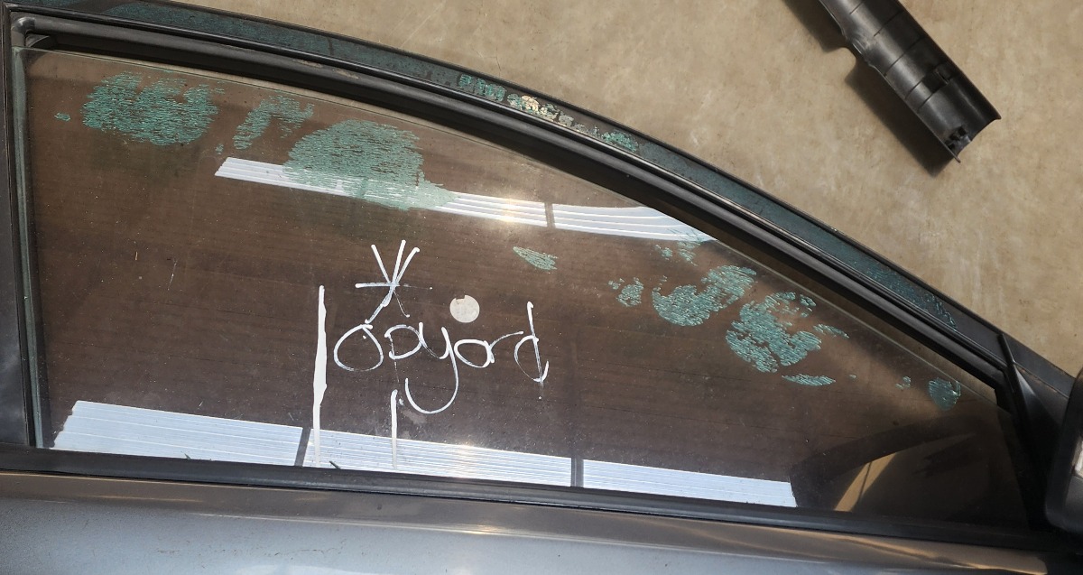 ACCENT RIGHT FRONT DOOR GLASS