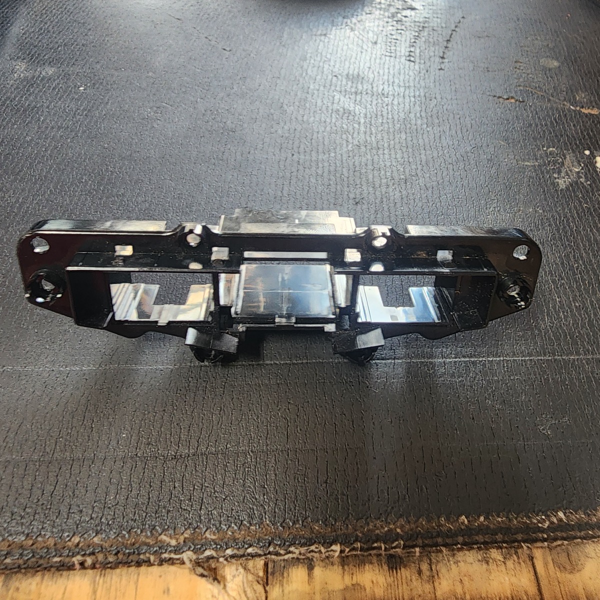 ACCENT CENTRE SWITCH BRACET