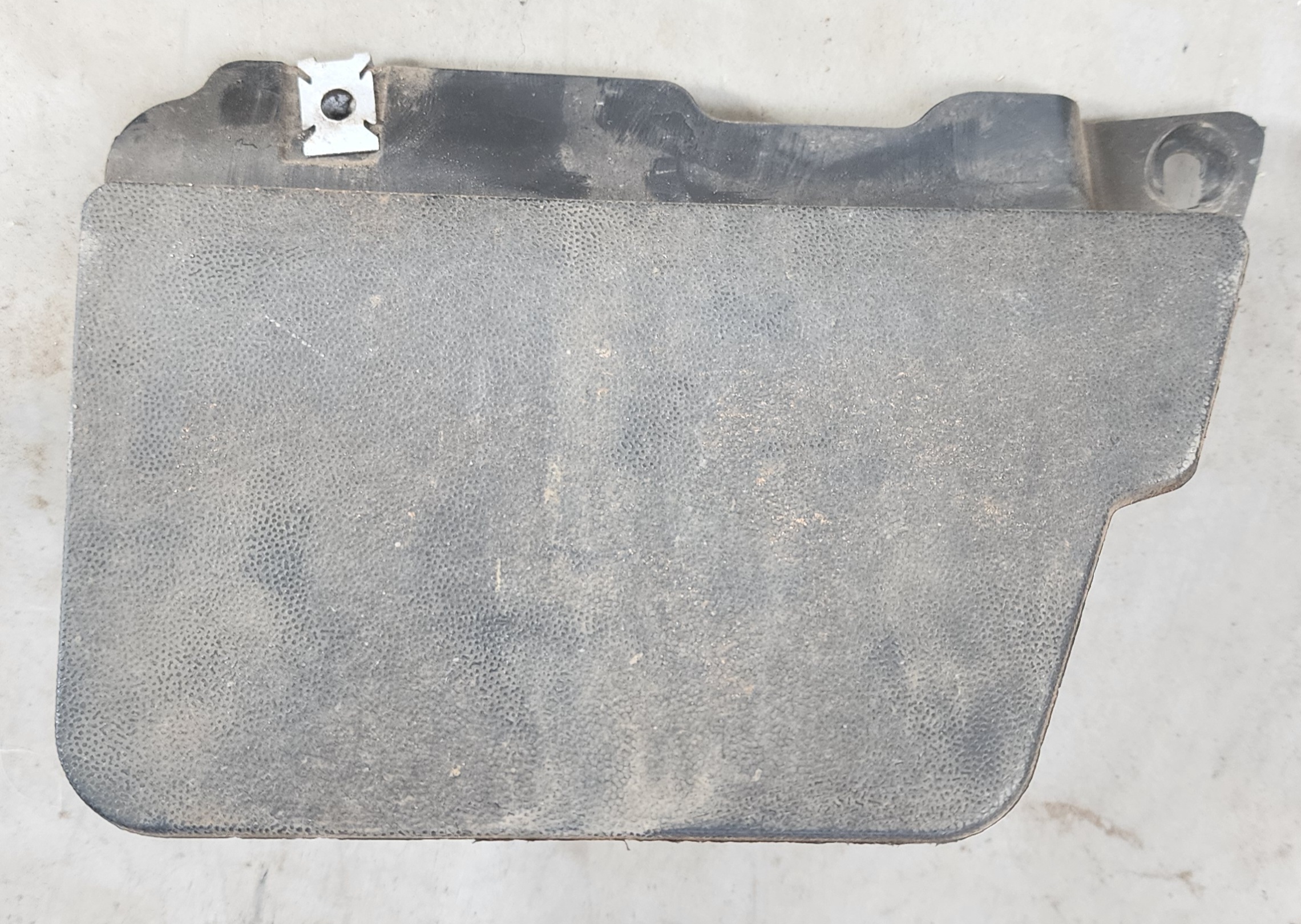POLO MK 8/9 RIGHT INN MUD FLAP SILL MOULD RIGHT