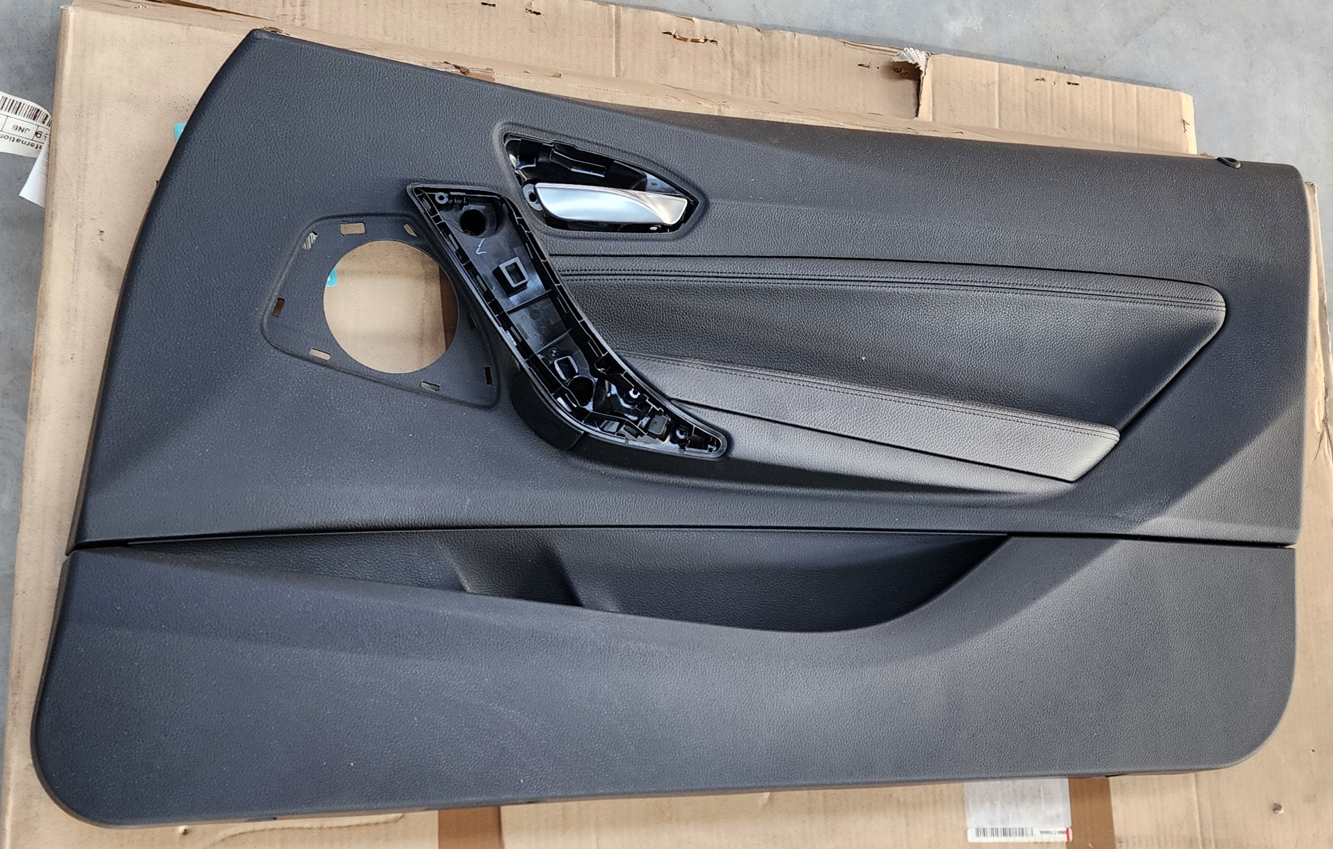 F22 RIGHT FRONT DOOR TRIM