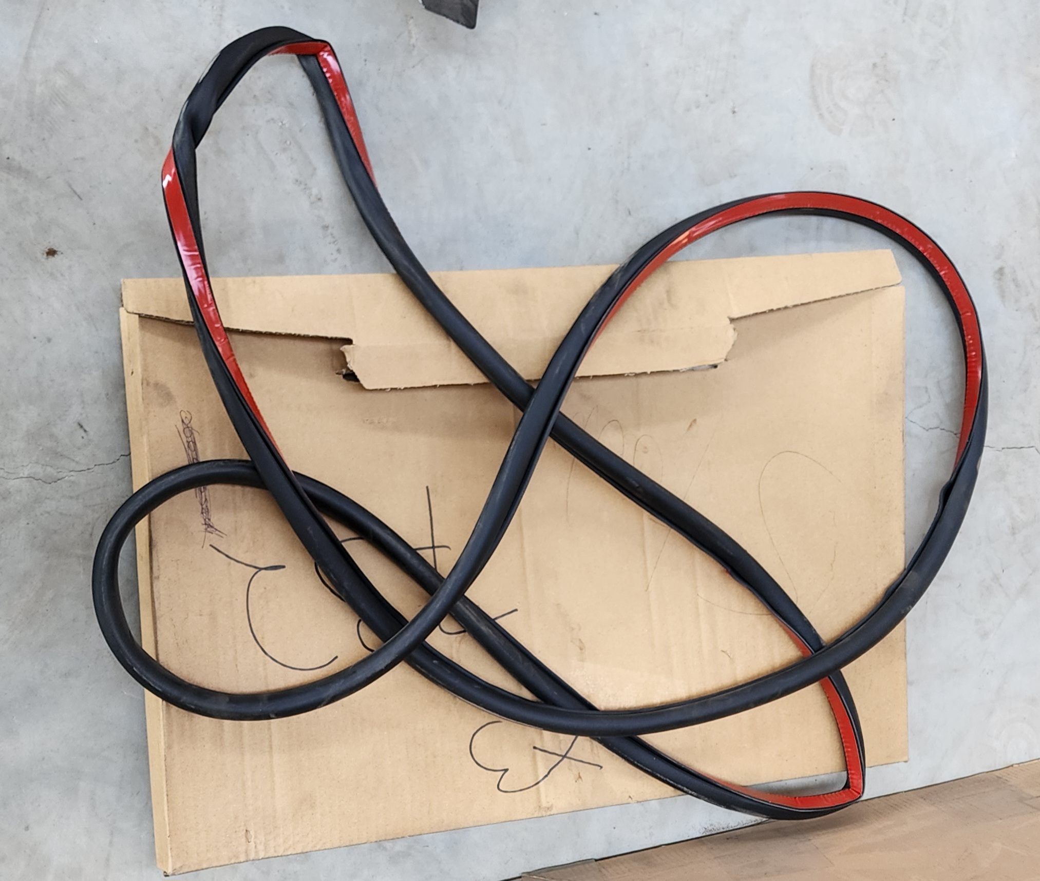 F25 X3 APERTURE RUBBER LEFT REAR