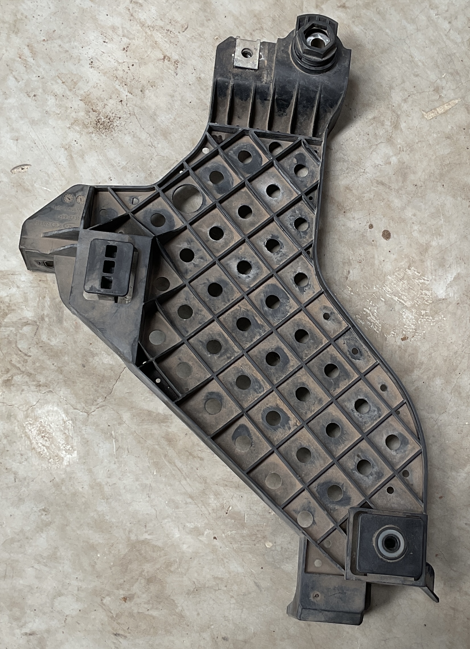 Q3 HEADLAMP BRACKET RIGHT FRONT,Right headlamp bracket