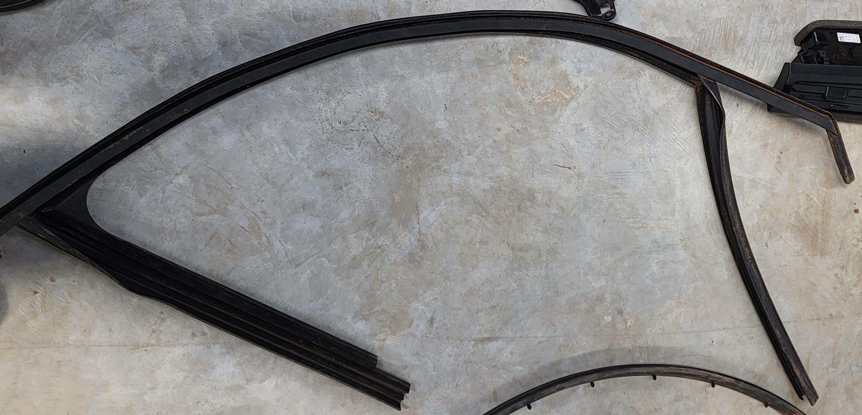 POLO MK 8/9 DOOR GLASS RUBBER RIGHT FRONT