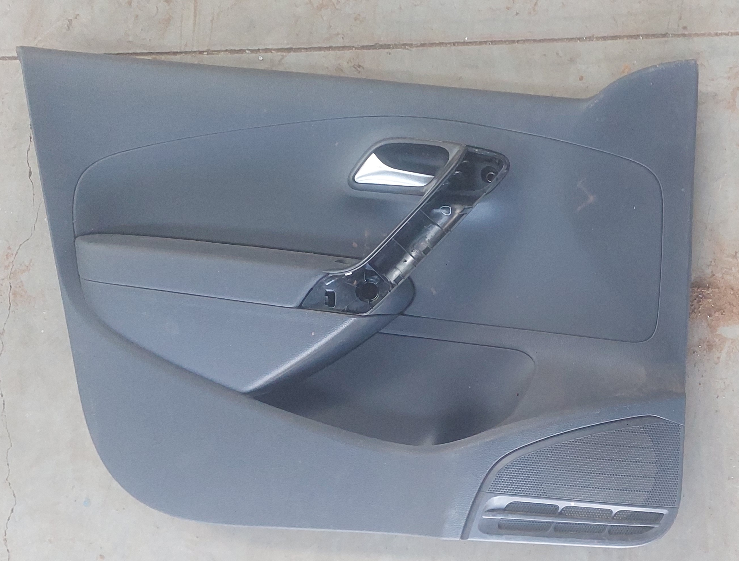 POLO 6/7/NEW VIVO LEFT FRONT DOOR TRIM