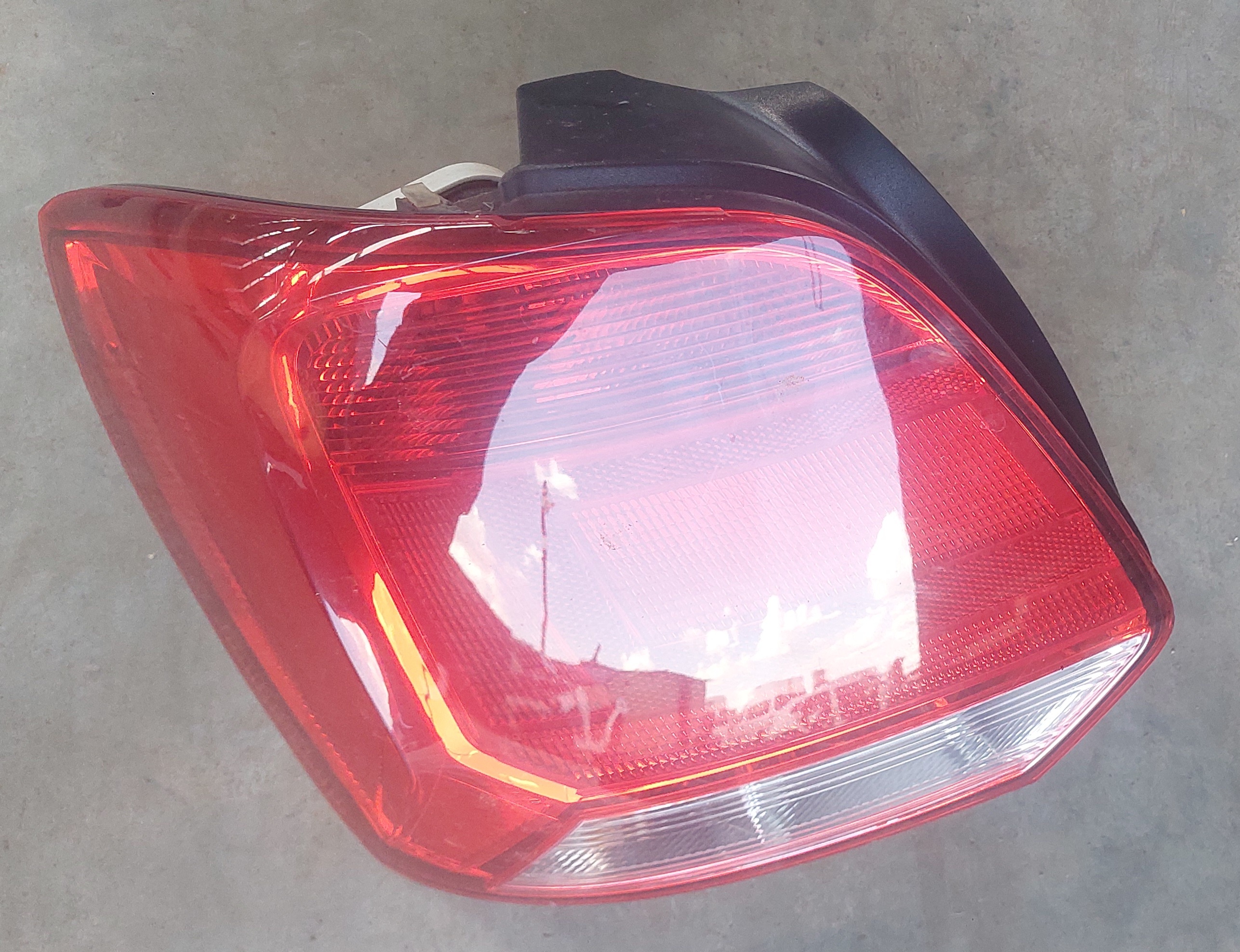POLO VIVO LEFT TAIL LAMP