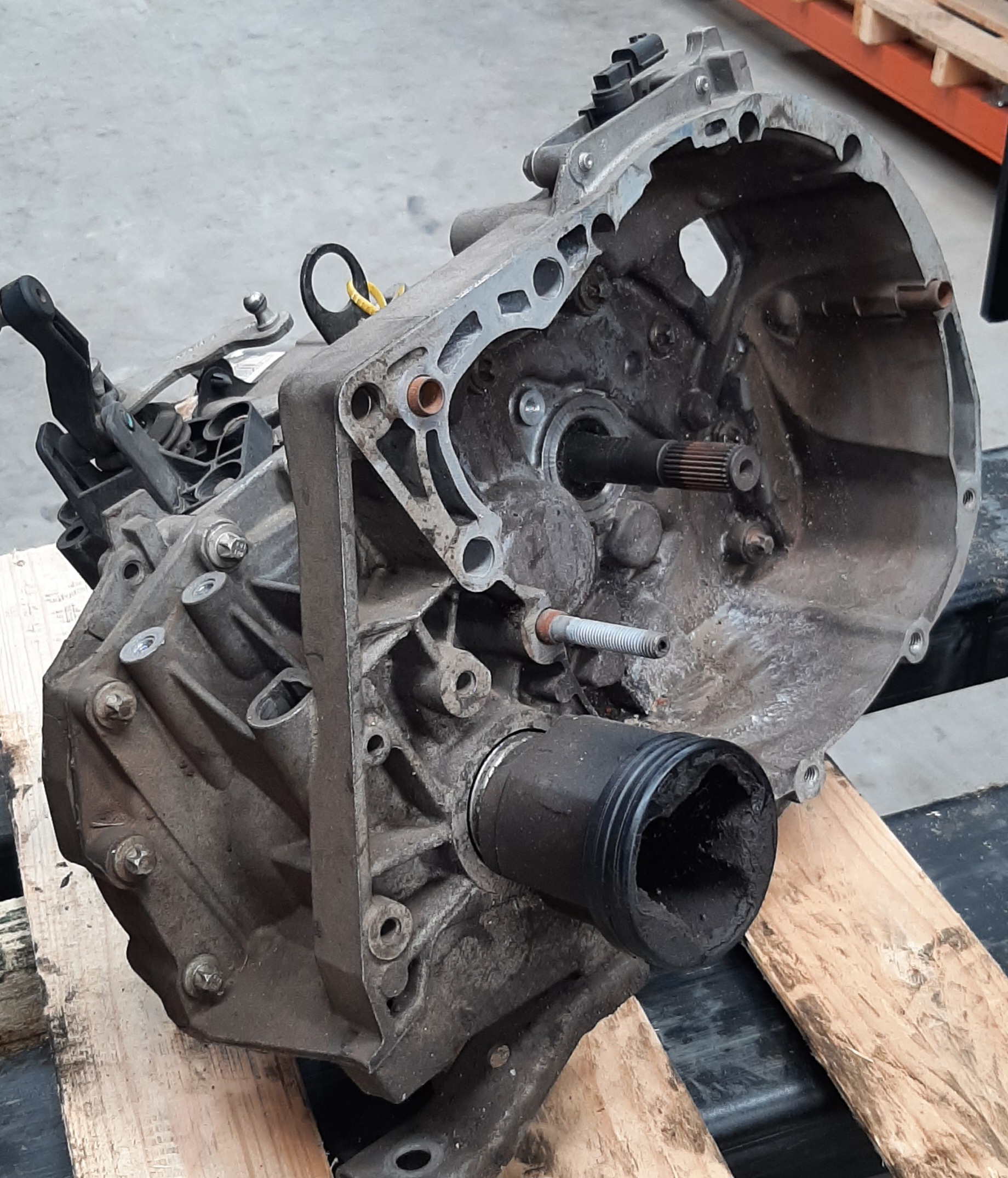 NP200 1.6 MANUAL GEARBOX