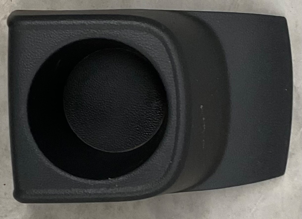 POLO 6/7 REAR CENTRE CUP HOLDER