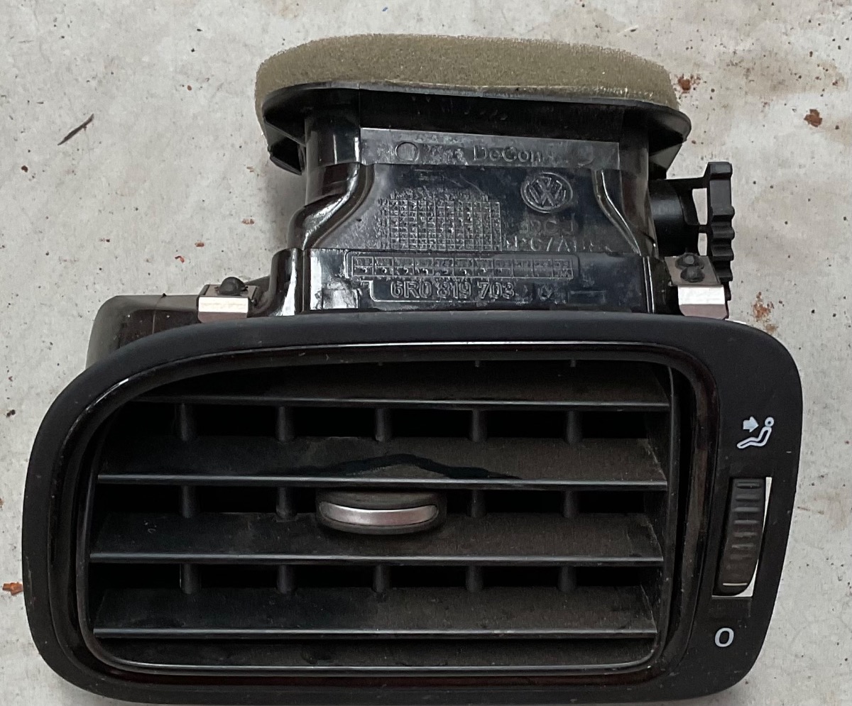 POLO VIVO DASH VENT RIGHT