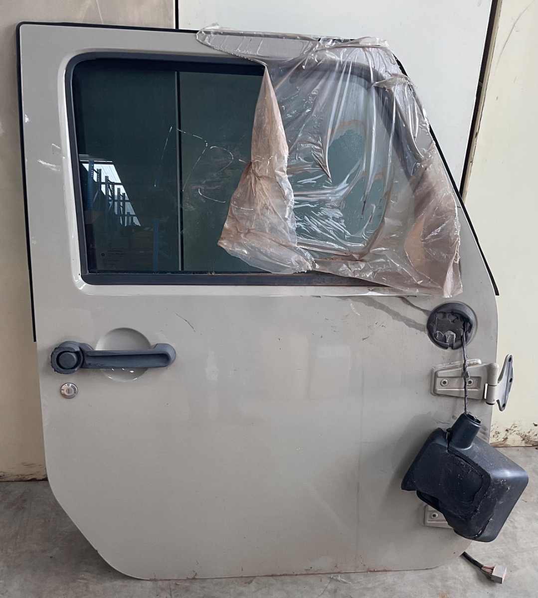 WRANGLER UNLIMITED RUBICON RIGHT FRONT DOOR SHELL DENTED