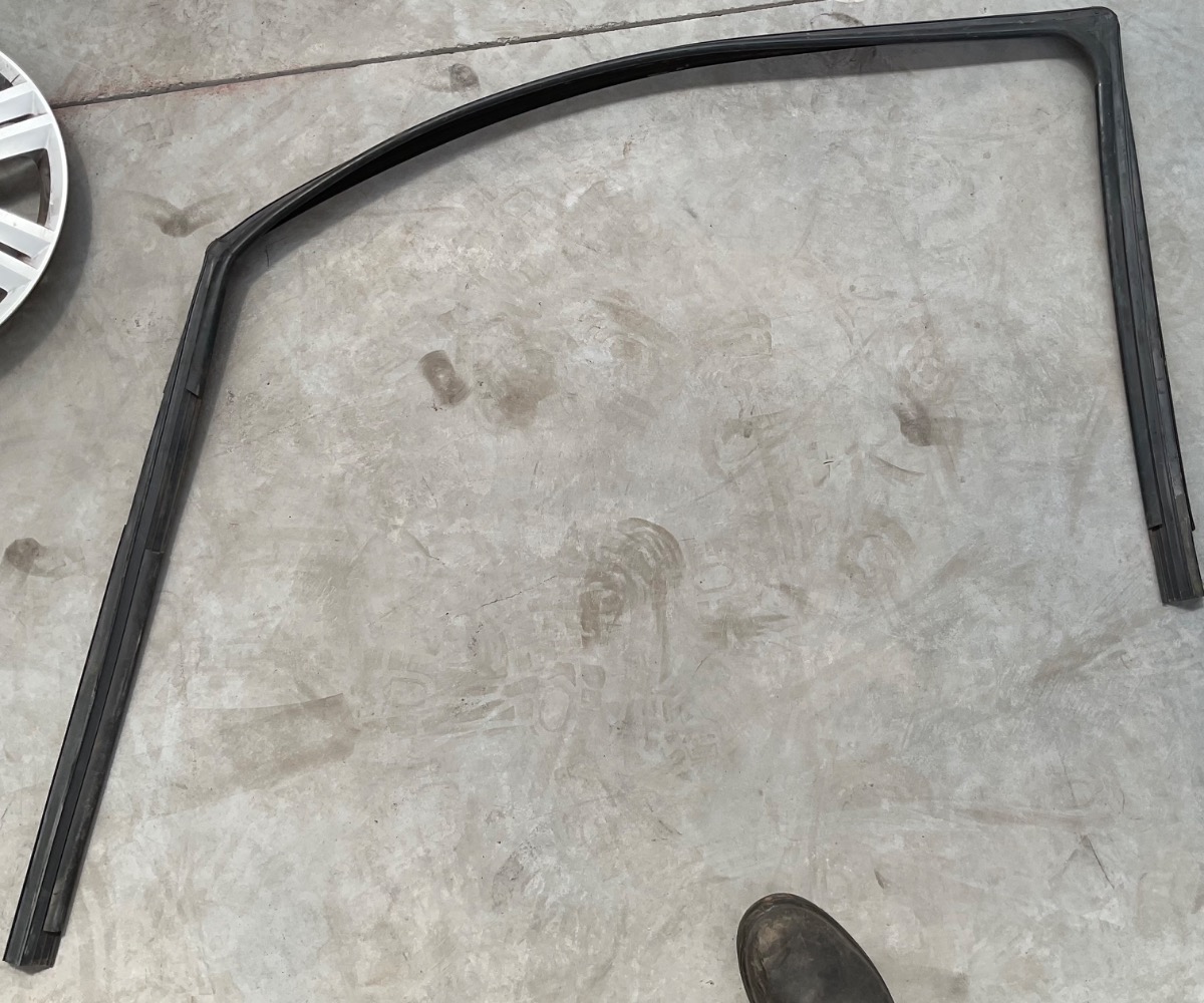 POLO MK 8/9 DOOR GLASS CHANNEL RUBBER