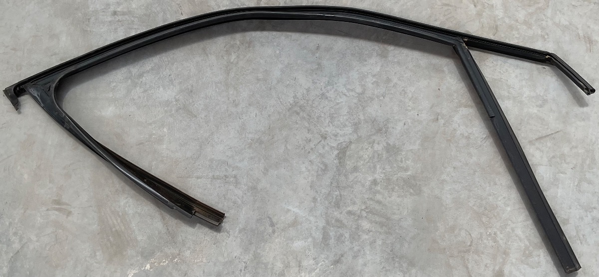 POLO MK 8/9 DOOR GLASS RUBBER LEFT FRONT