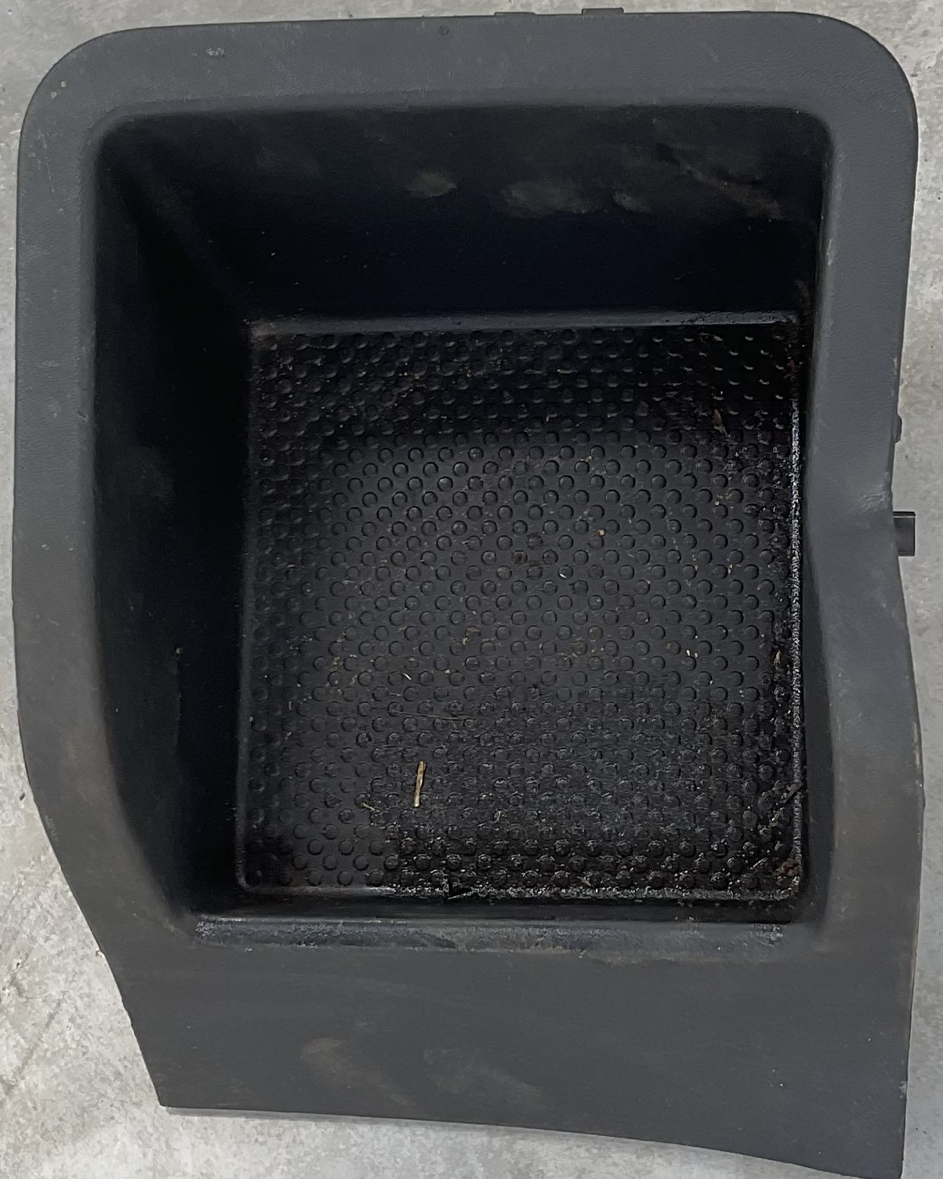 POLO MK 8/9 CENTRE CONSOLE CUP HOLDER