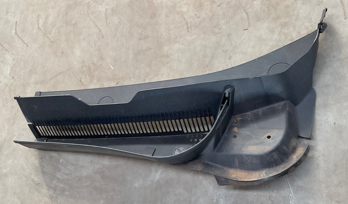 T-CROSS WINDSCREEN COWLING LEFT