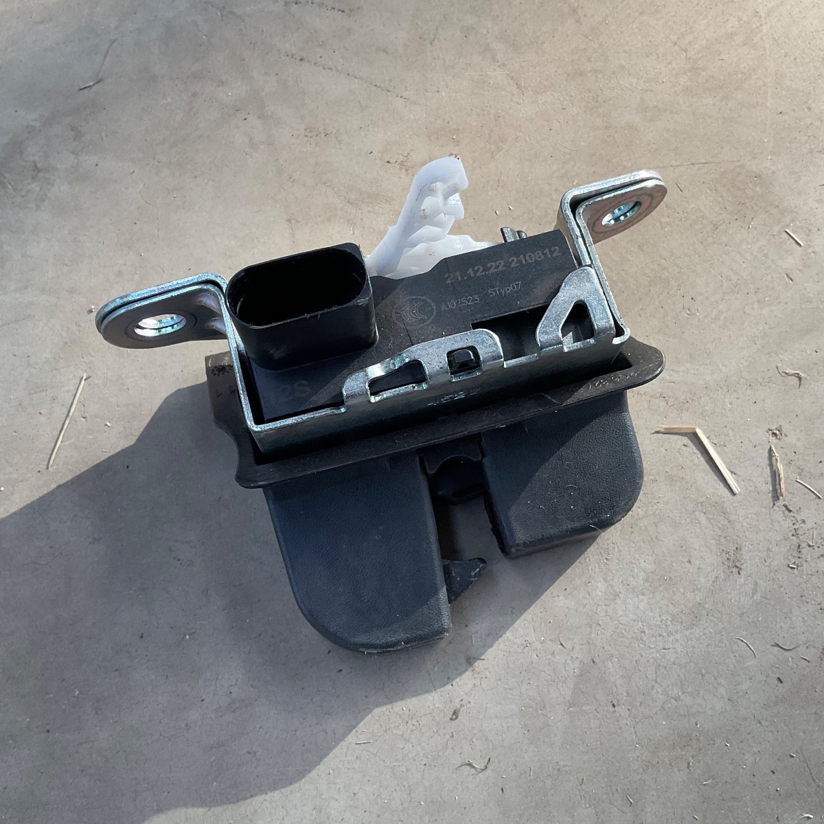 T-CROSS BOOT LOCK