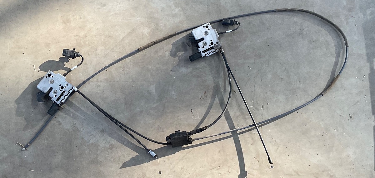 T-CROSS BONNET CATCHES WITH CABLES