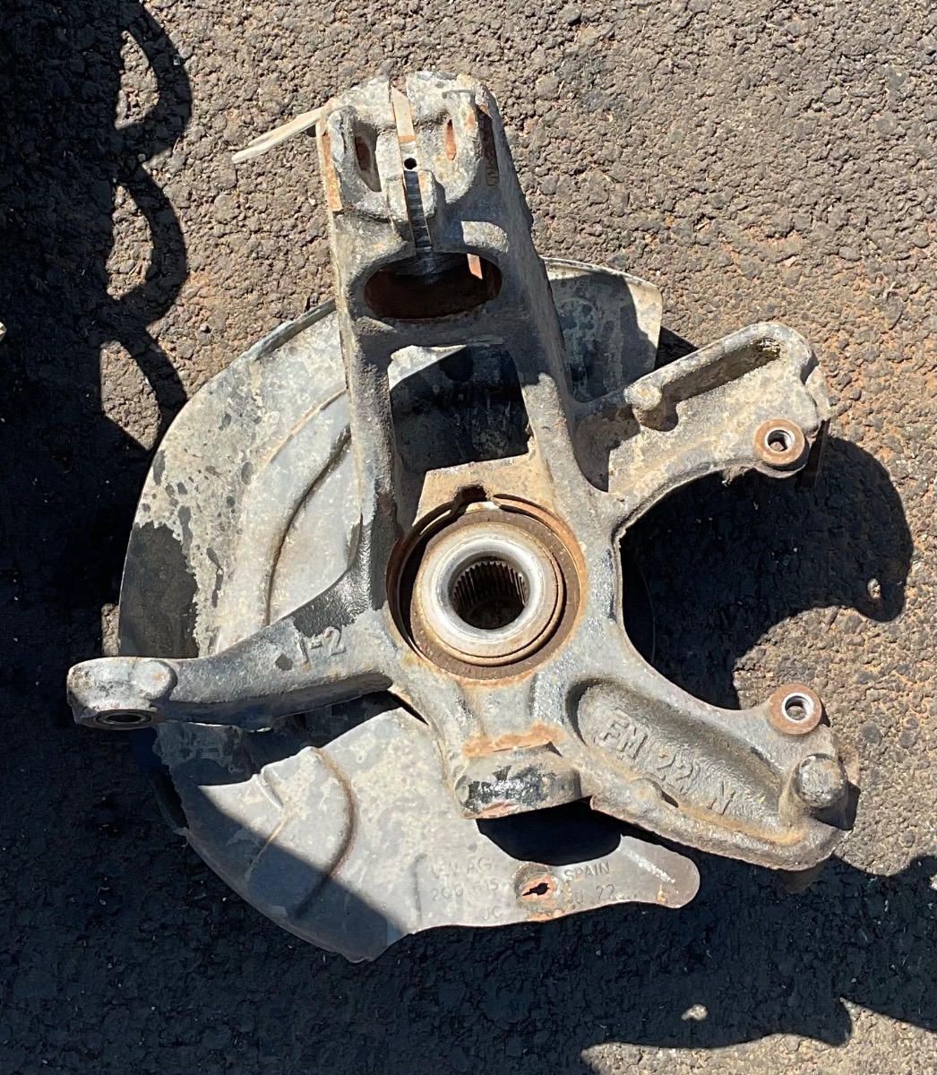 T-CROSS LEFT FRONT STUB AXLE