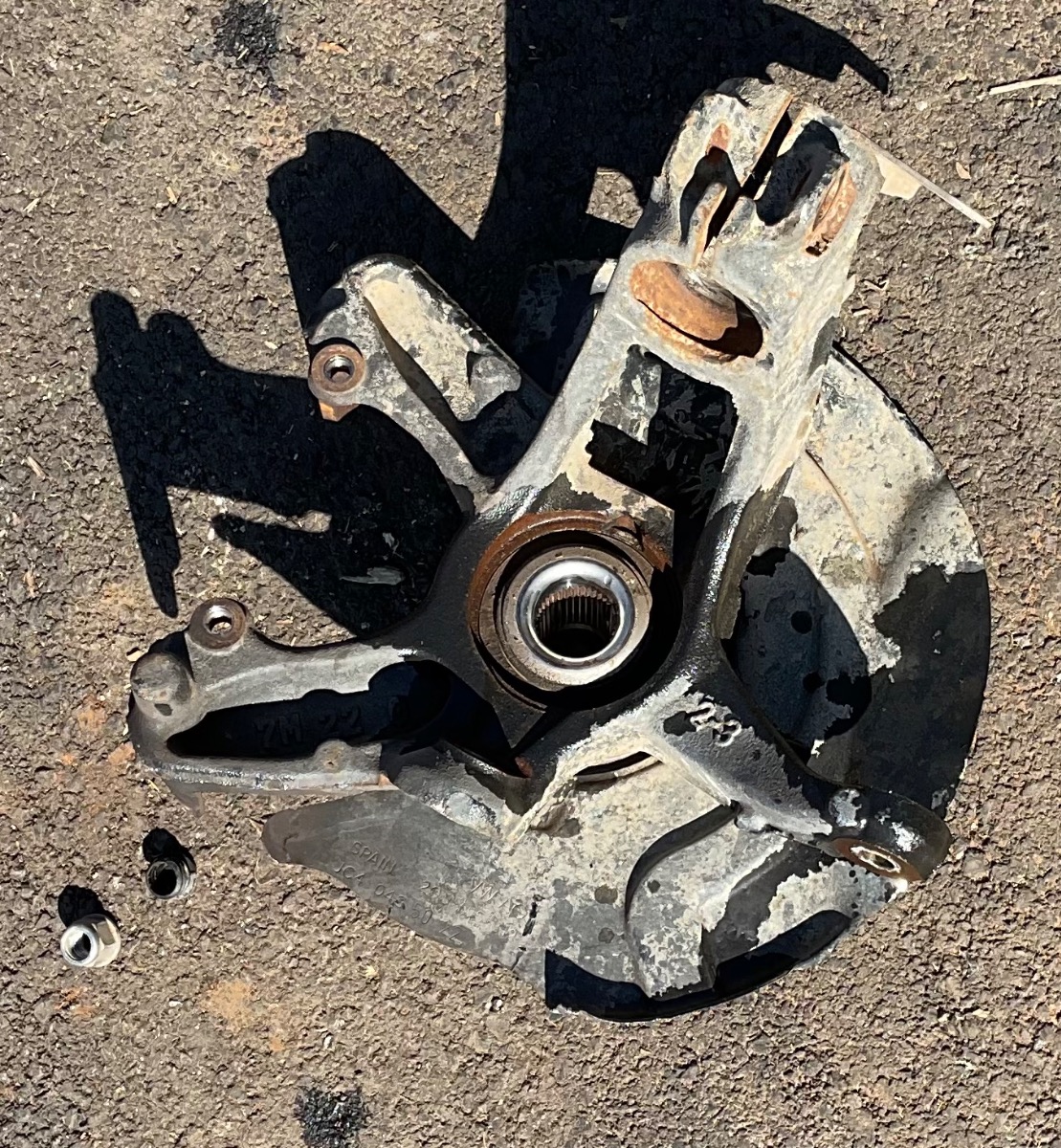 T-CROSS RIGHT FRONT STUB AXLE