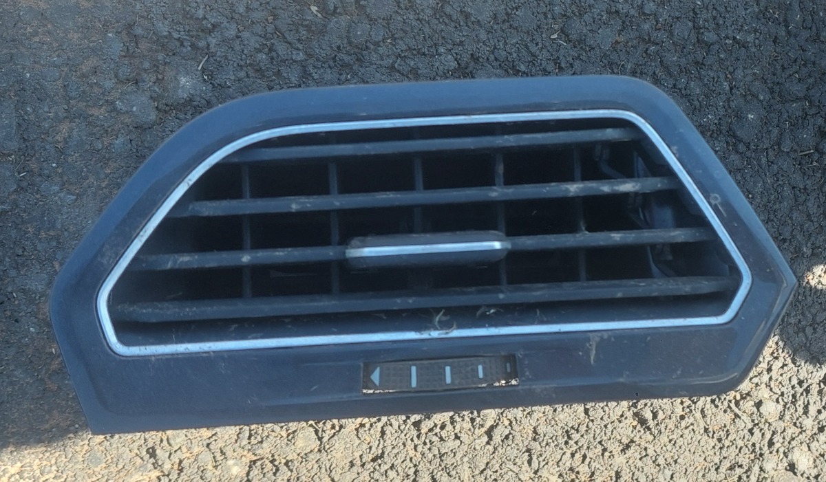 TIGUAN LEFT DASH VENT