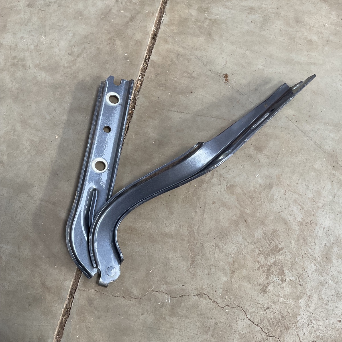 T-CROSS BONNET HINGE RIGHT