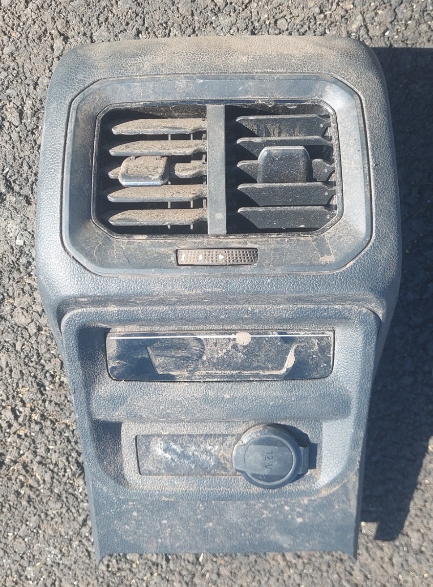 TIGUAN CENTRE CONSOLE REAR VENT