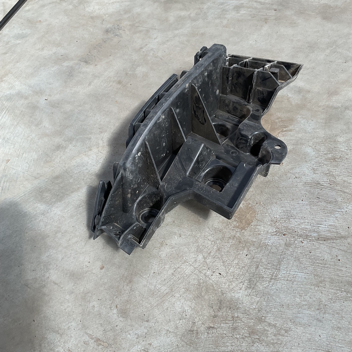 T-CROSS LEFT REAR BUMPER BRACKET
