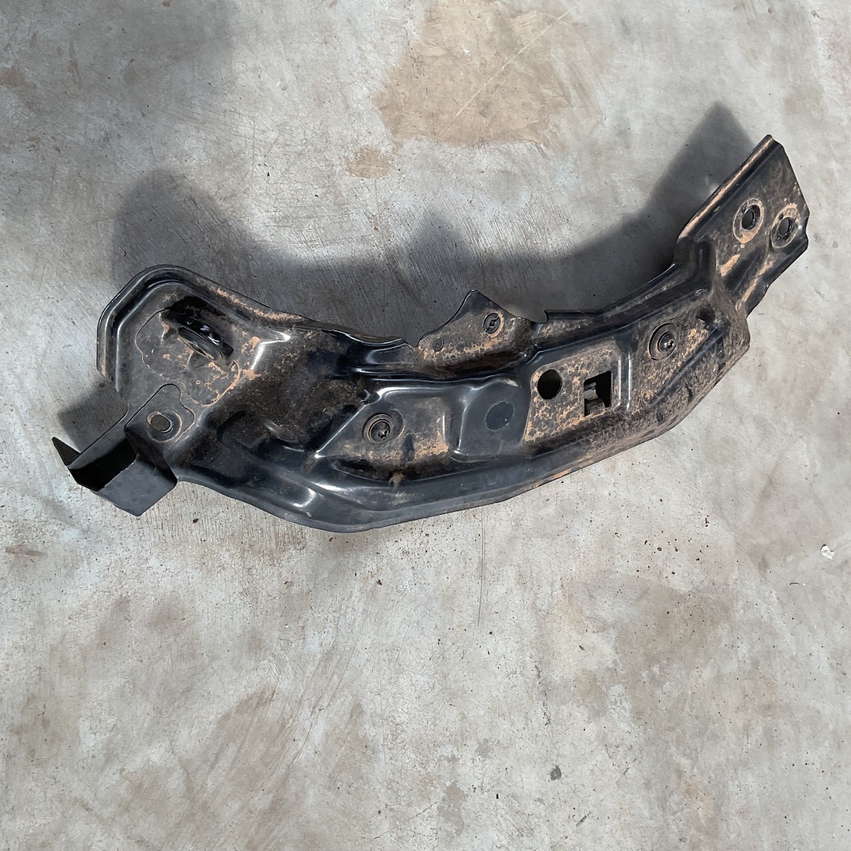 T-CROSS LEFT HEADLIGHT BRACKET