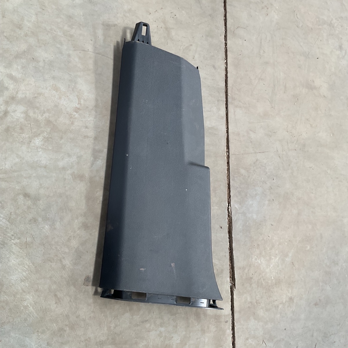 T-CROSS LEFT LOWER B PILLAR TRIM