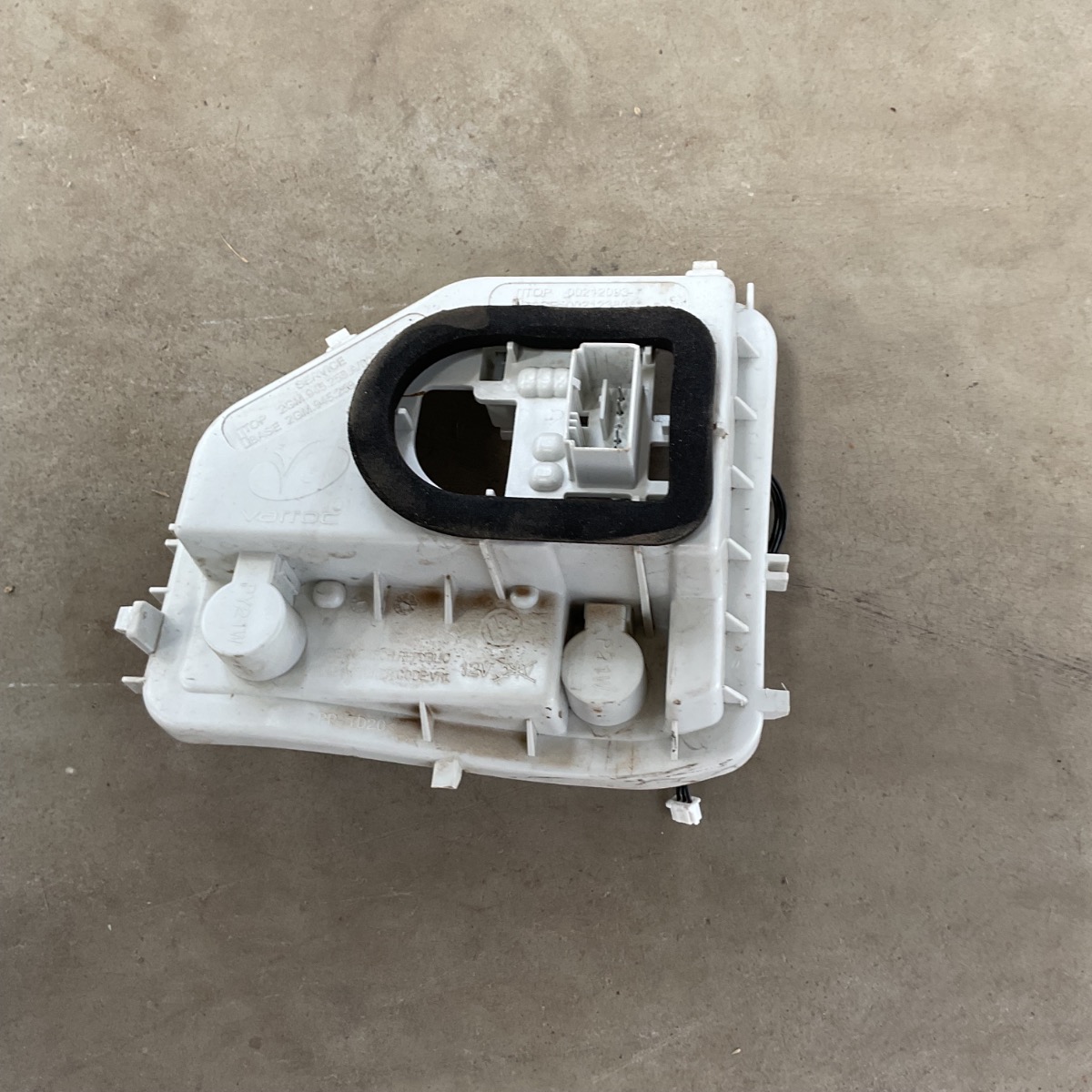 T-CROSS RIGHT REAR CLOBE HOLDER