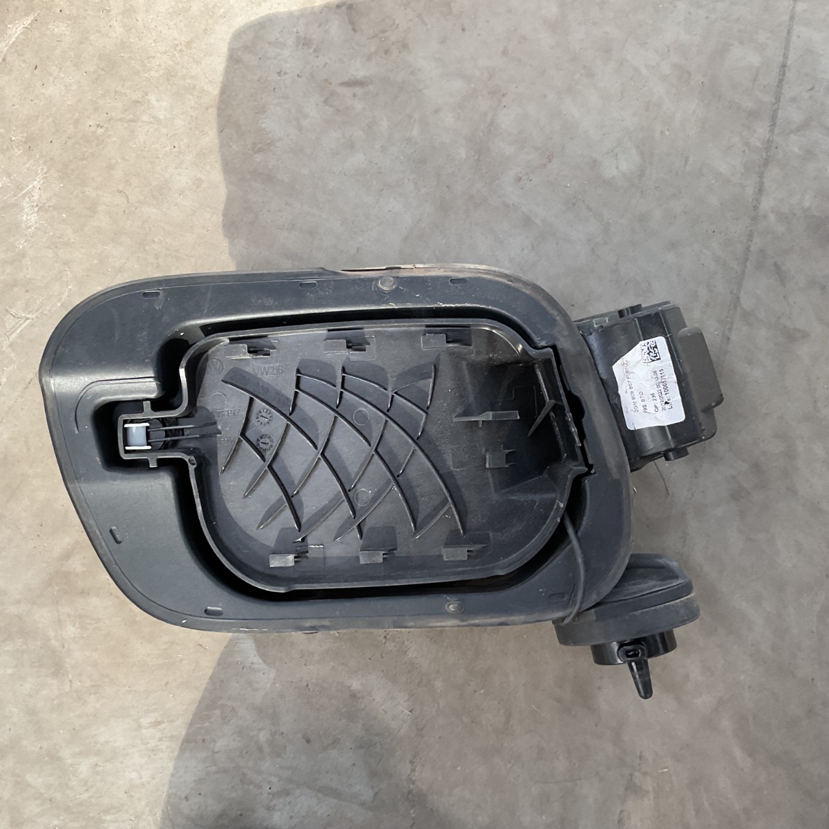 T-CROSS FUEL FLAP
