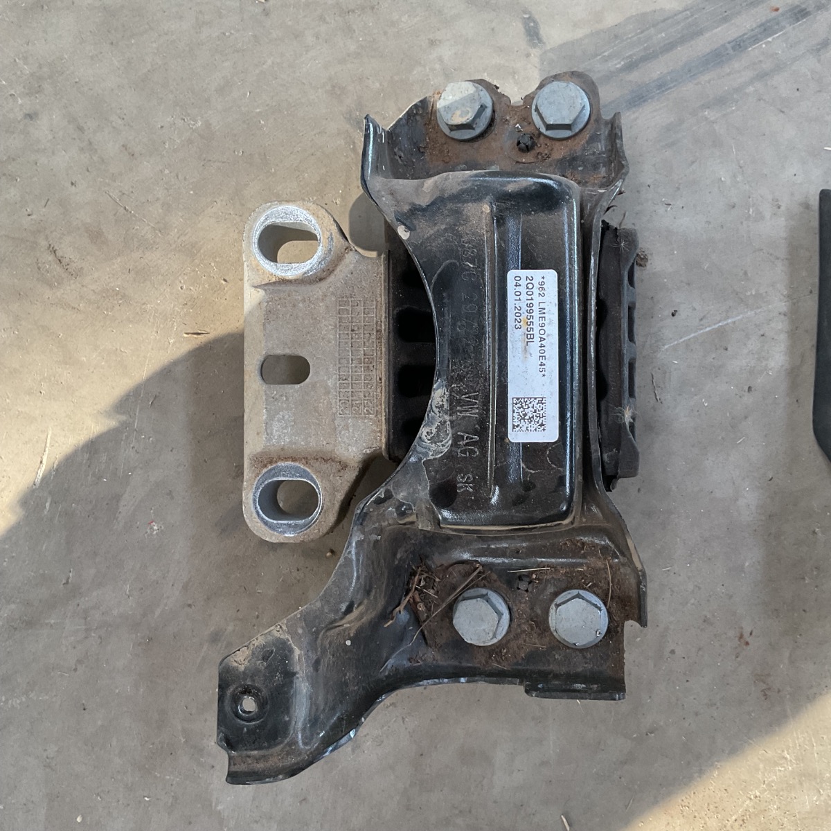 T-CROSS GEAR BOX MOUNTING