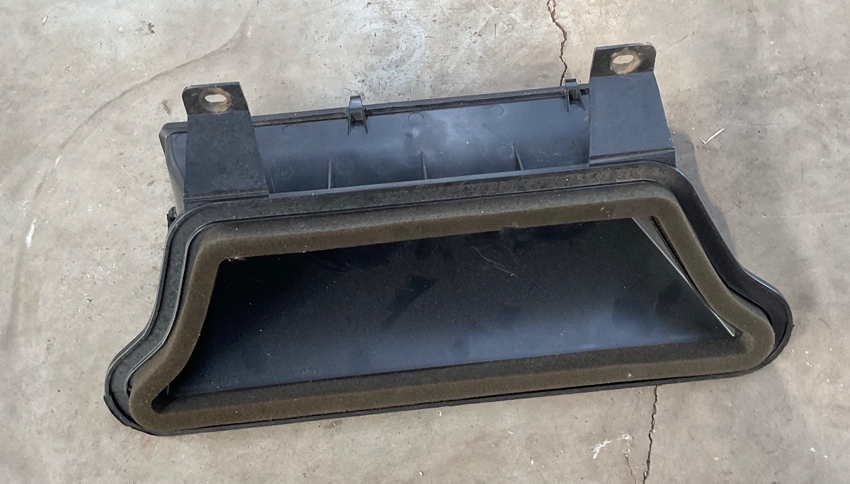 T-CROSS RIGHT VENT BRACKET