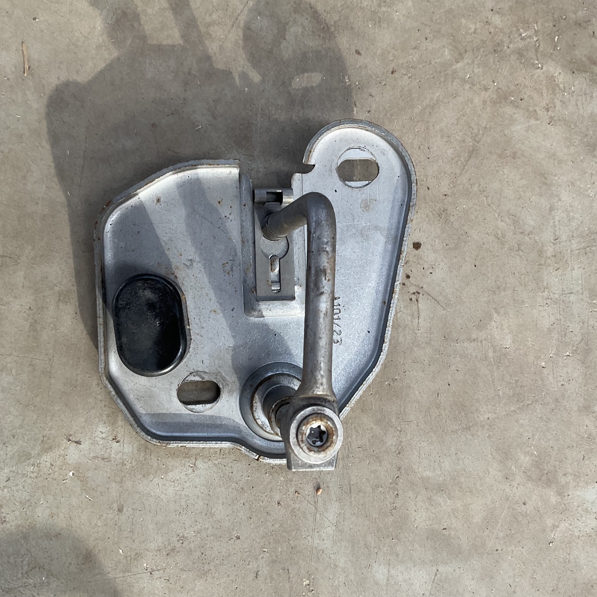 T-CROSS BONNET CATCH LEFT