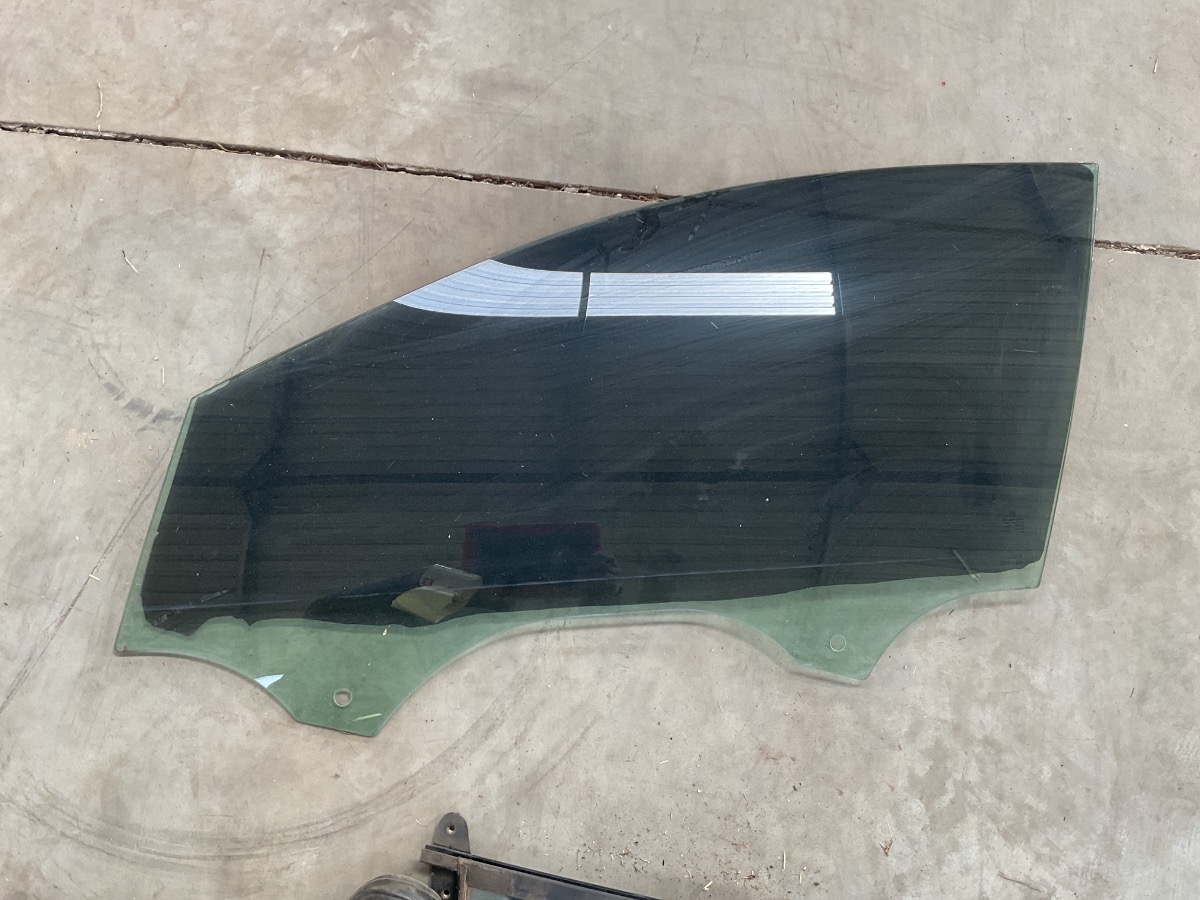 GOLF 7 LEFT FRONT DOOR GLASS