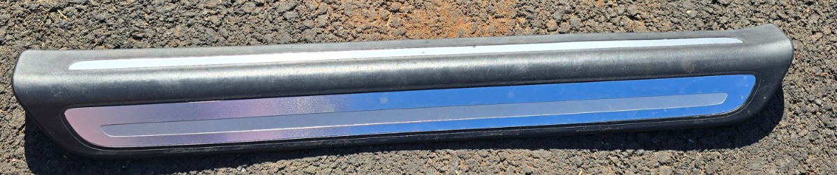 Q3 RIGHT FRONT DOOR SCUFF