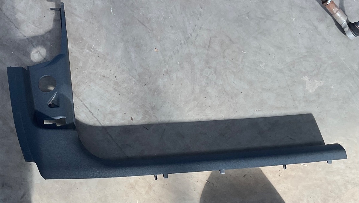 Q3 RIGHT INNER SCUFF PLATE