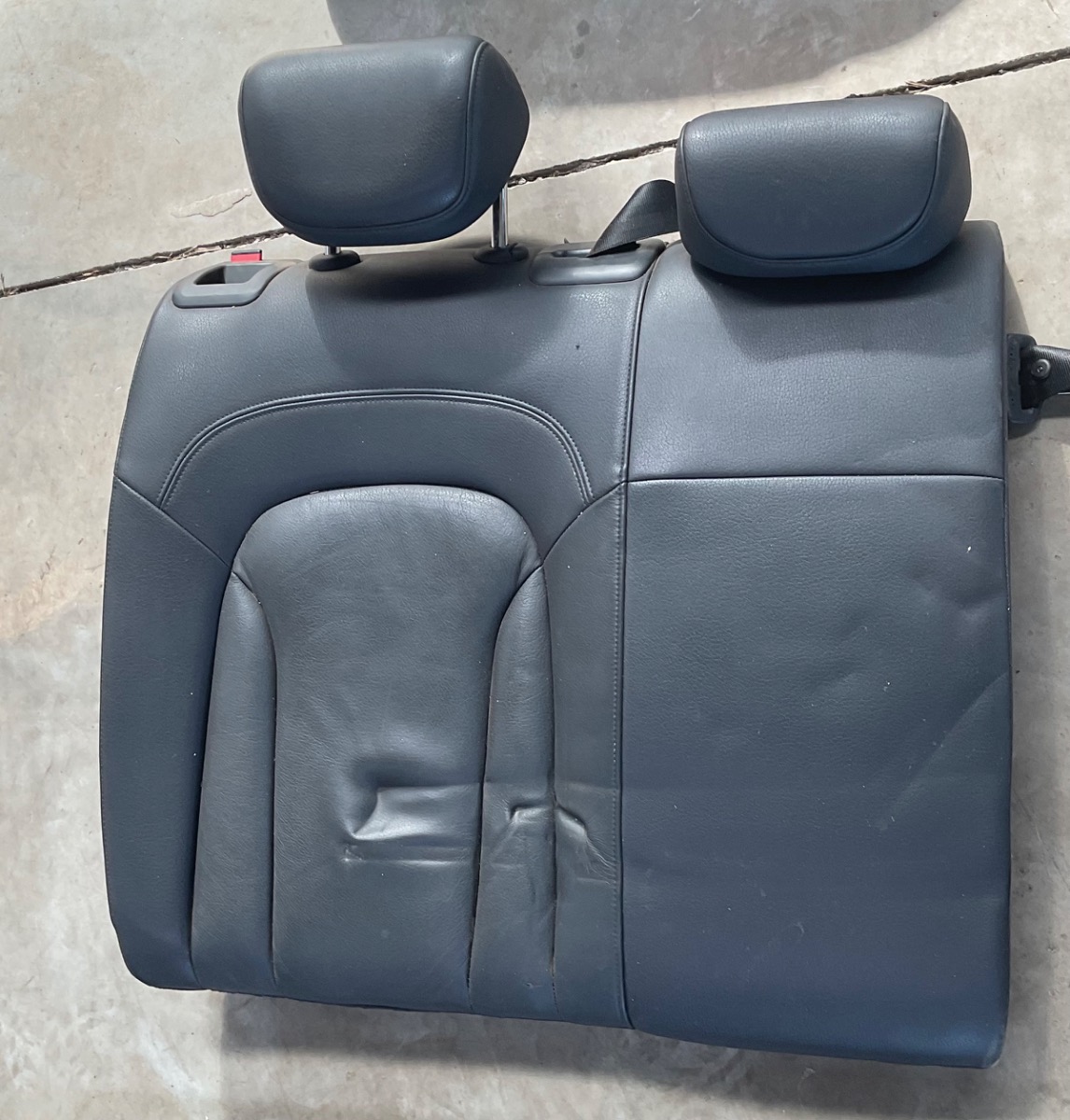Q3 RIGHT REAR SEAT BACK REST