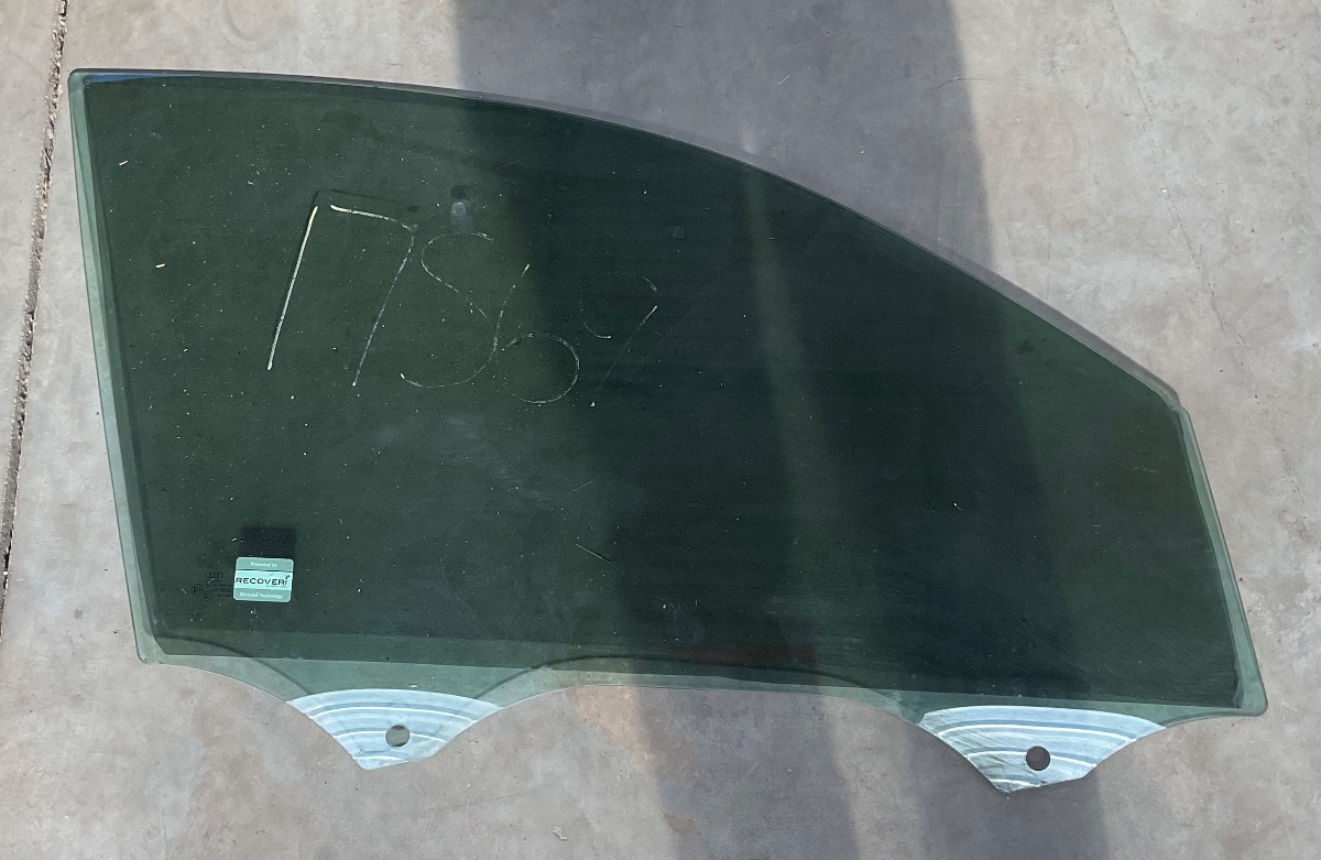 Q3 RIGHT FRONT DOOR GLASS