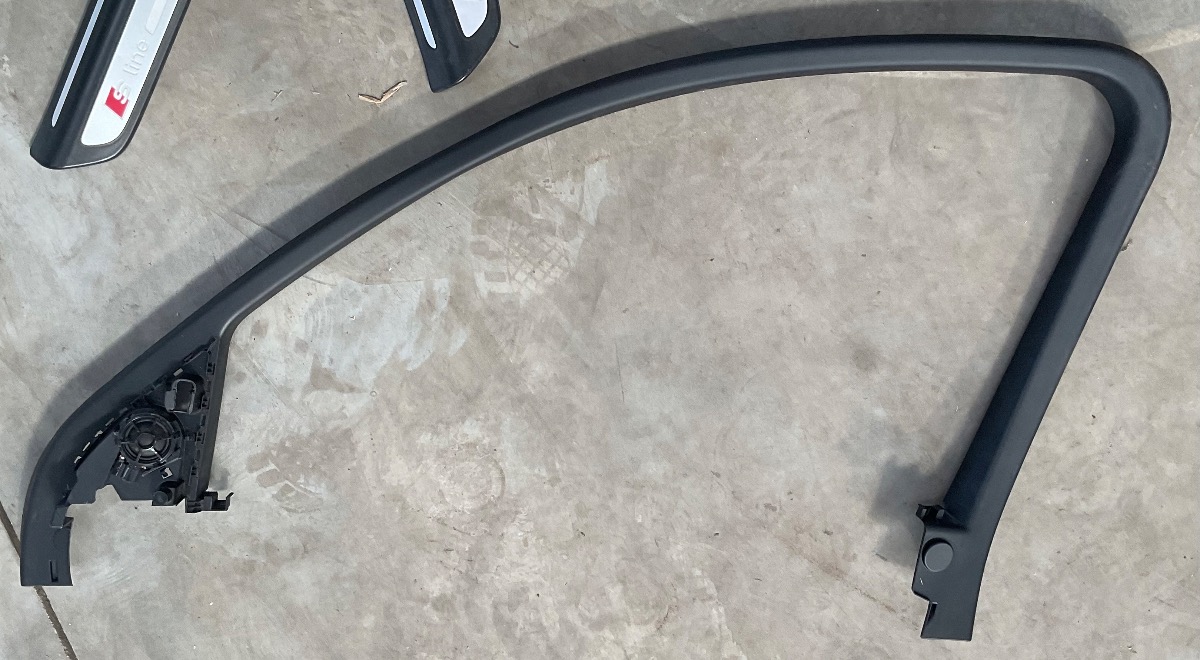 Q3 RIGHT FRONT INNER DOOR TRIM
